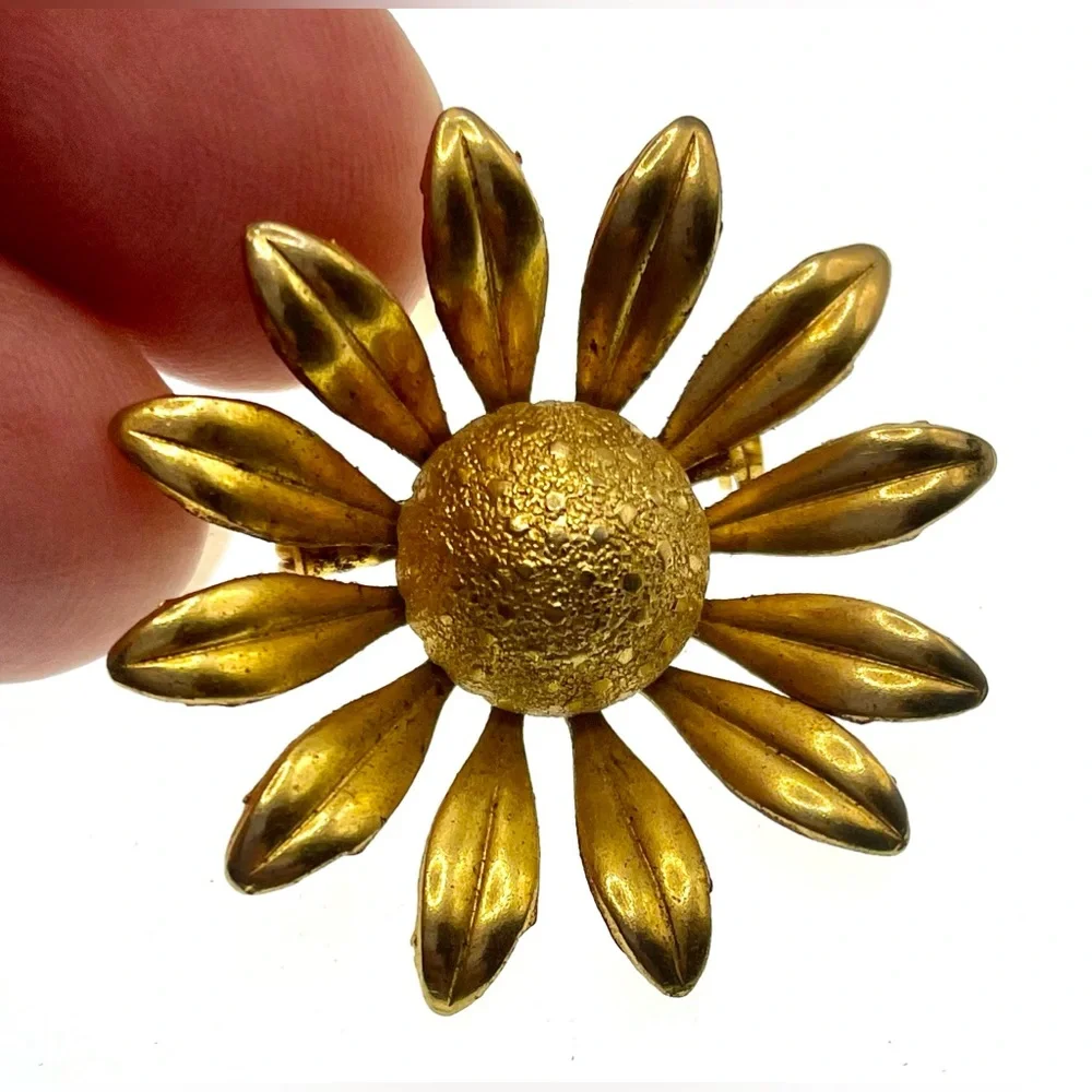 Vintage Gold Tone Floral Flower Daisy Brooch Pin - Picture 4 of 5
